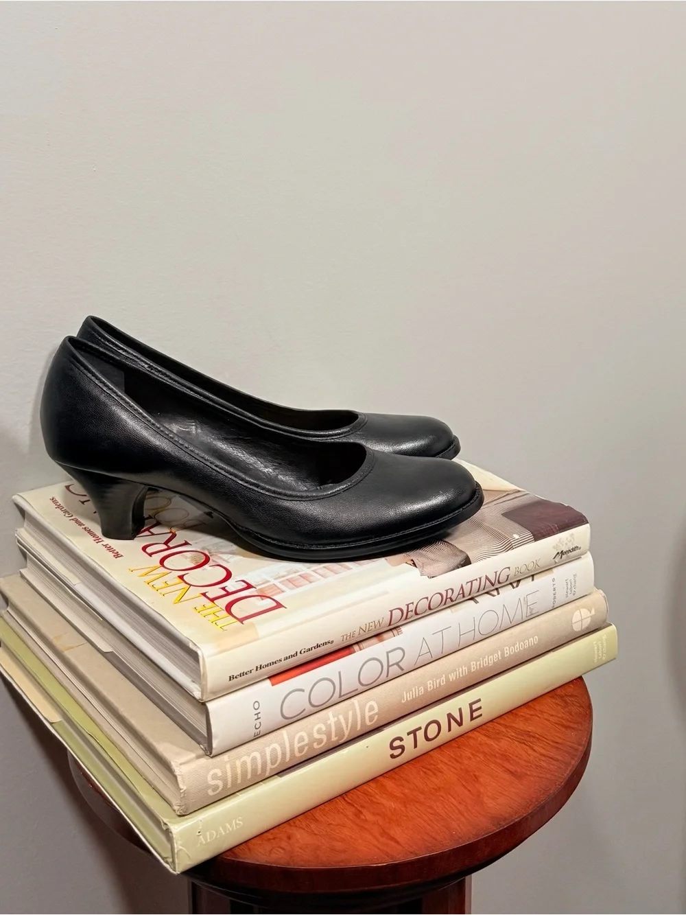AEROSOLES Women's Black Leather Mid-Heel Pumps